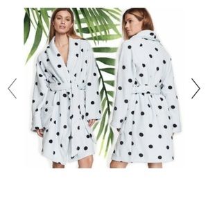 VICTORIA'S SECRET
SHORT
COZY PLUSH BATH ROBE POLKA DOT WHITE M/L-